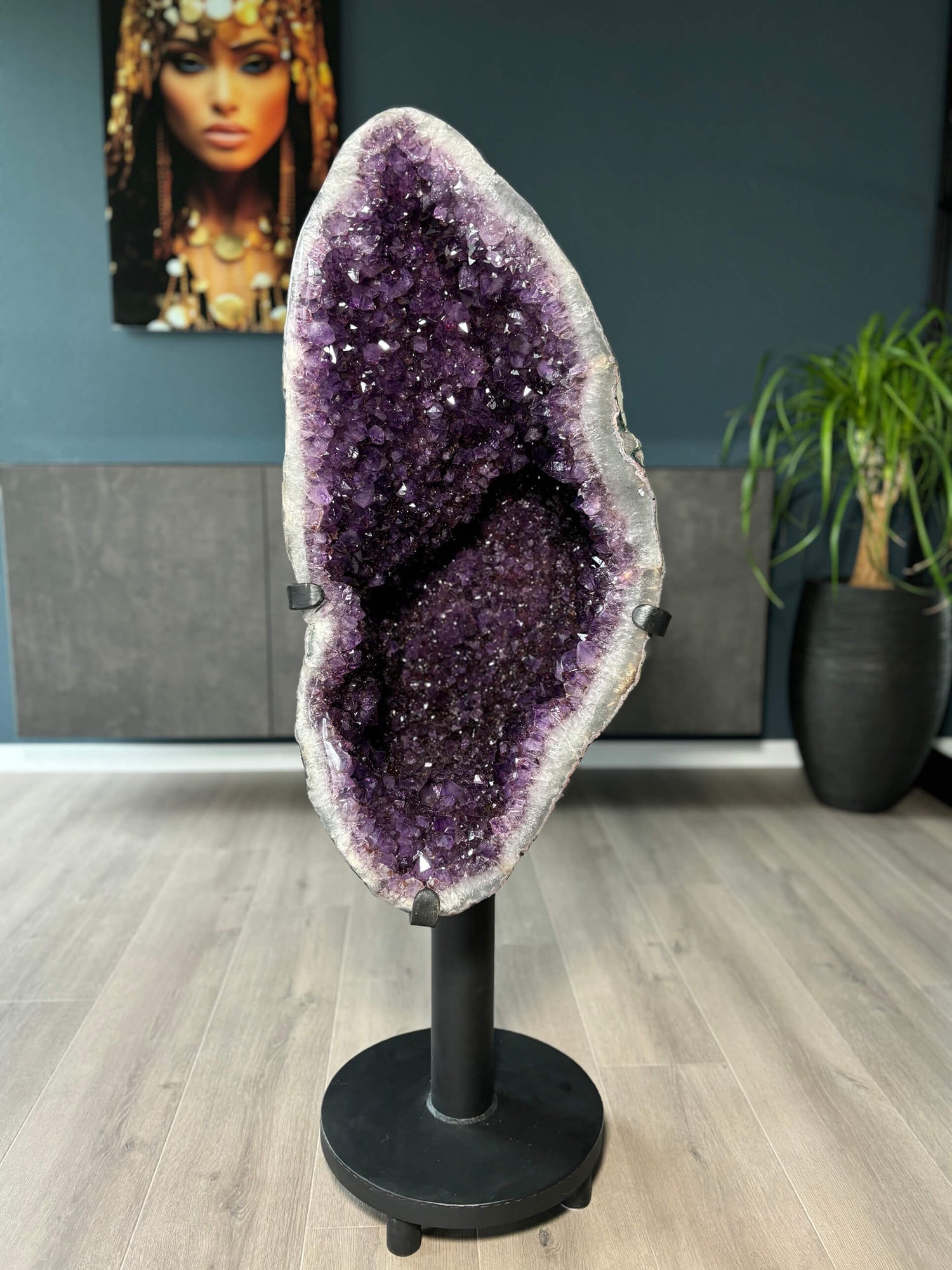 Voorkant van de grote amethist op standaard A++ van 64 kilo en 117 cm hoog. Met diep paarse kleur en grote kristal punten.