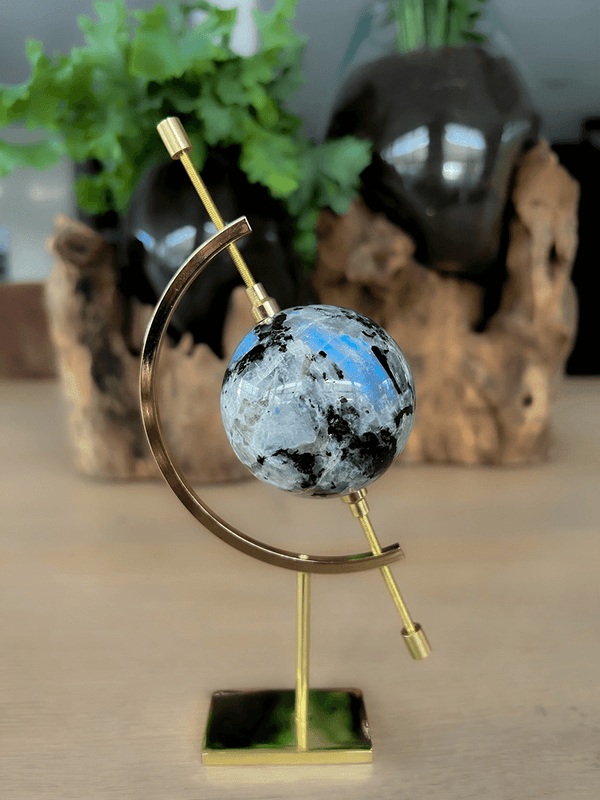 Bolhouder wereldbol in goudkleur. 