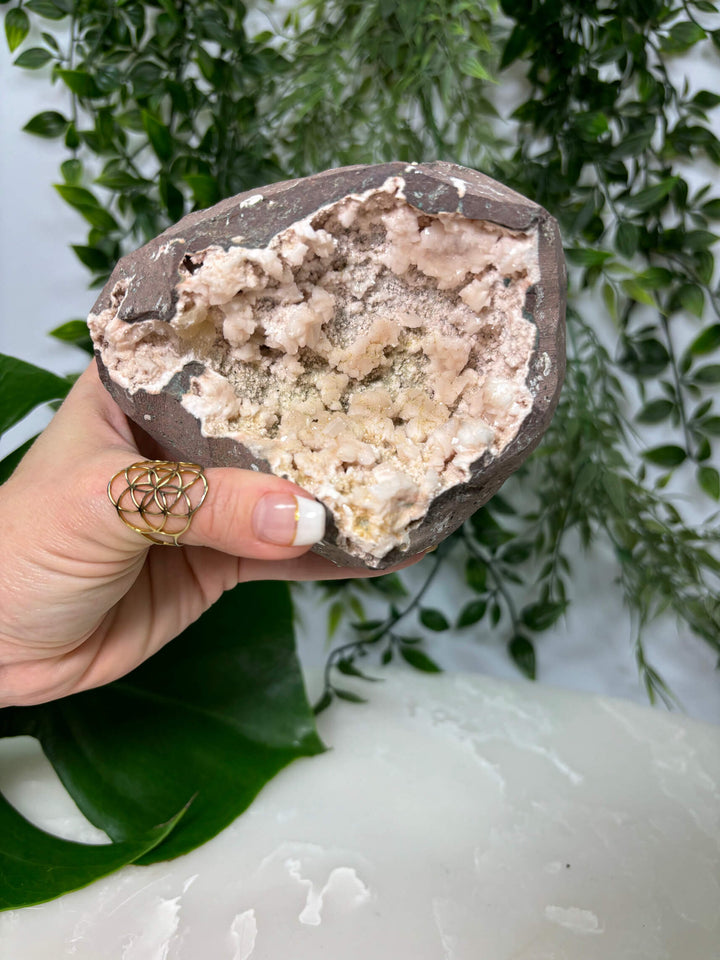 Heulandiet geode 2 met handen.