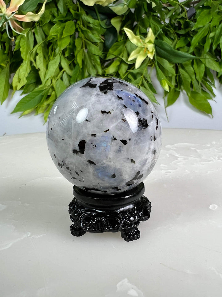 Maansteen bol 3 op zwarte bolhouder design met pootjes.