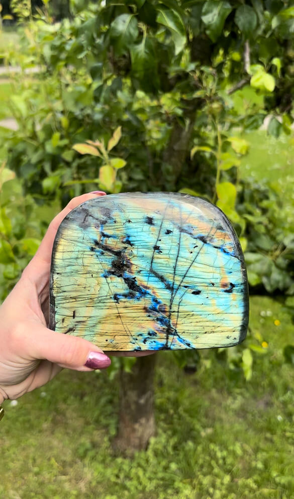 Voorkant van de XXL labradoriet 2 met geel blauwe flash.