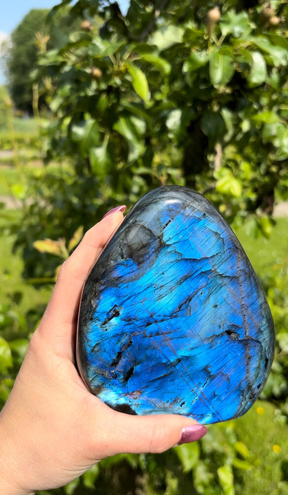 Voorkant van de XXL labradoriet 4 met donker blauwe flash.