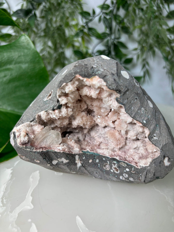 Voorkant van de heulandiet geode 4 van dichtbij.