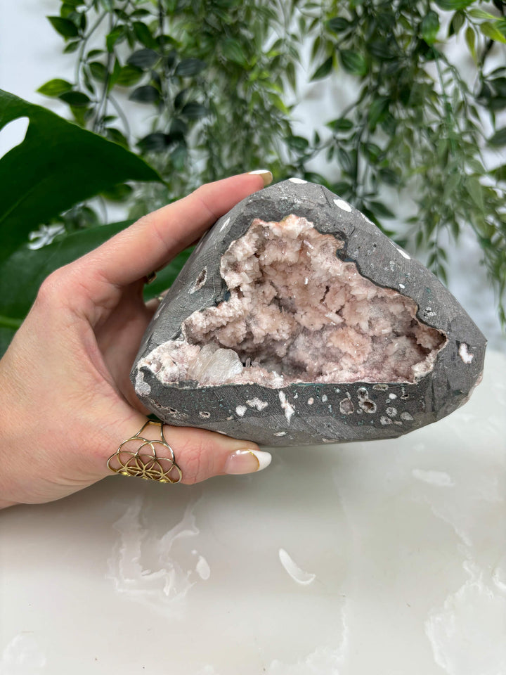 Voorkant van de heulandiet geode met handen.