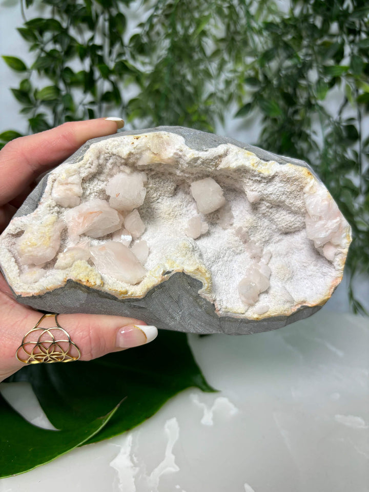 Voorkant van de heulandiet geode 5 met hand.