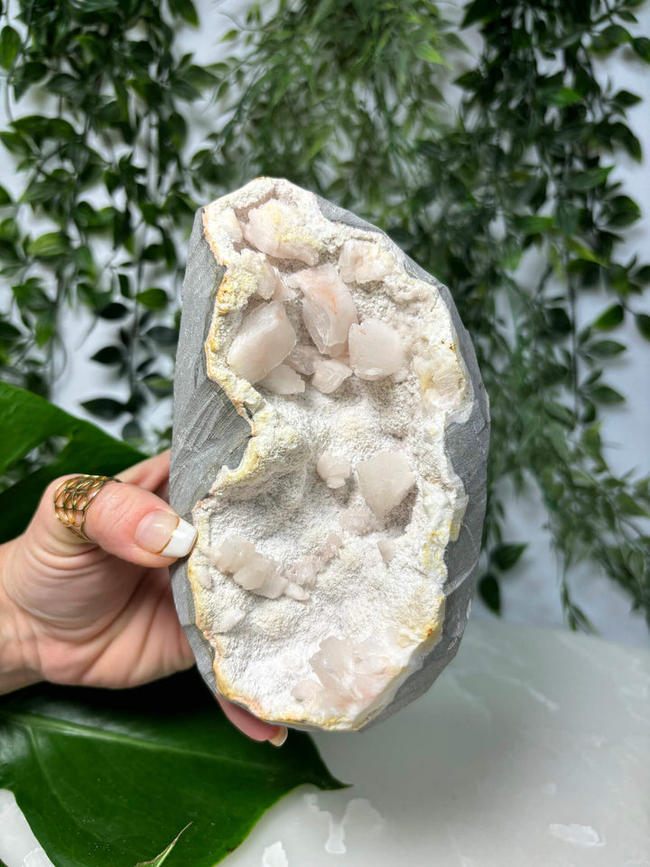 Voorkant van de heulandiet geode 5met hand.