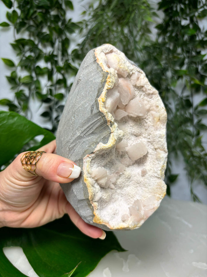 Zijkant van de heulandiet geode 5 met hand.
